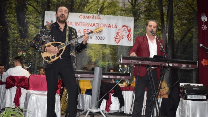 Mircea Cazan a cântat de Ziua Femeii la Cumpăna. FOTO Primăria Cumpăna