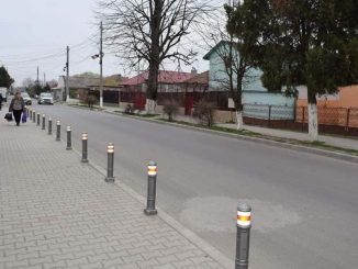 Stâlpi hexagonali pentru delimitarea trotuarelor din Cumpăna. FOTO Poliția Locală Cumpăna