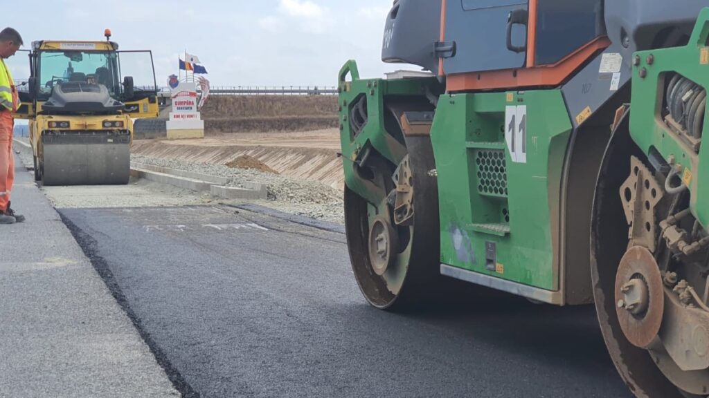 Lucrările de asfaltare la Nodul Rutier de la Cumpăna sunt în desfășurare. FOTO Primăria Cumpăna