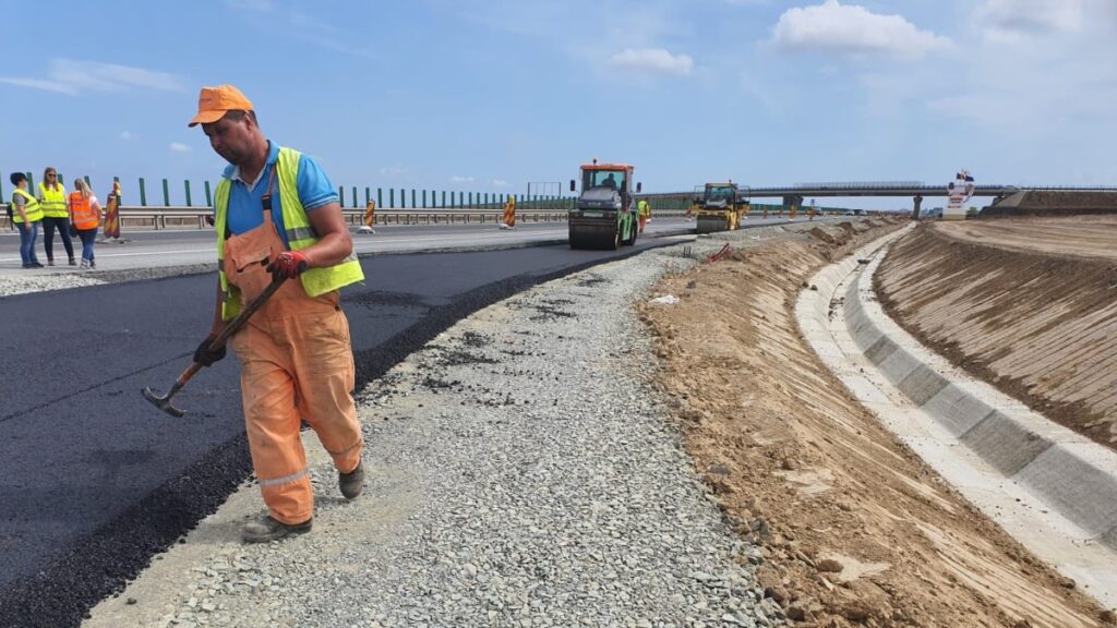Lucrările de asfaltare la Nodul Rutier de la Cumpăna sunt în desfășurare. FOTO Primăria Cumpăna