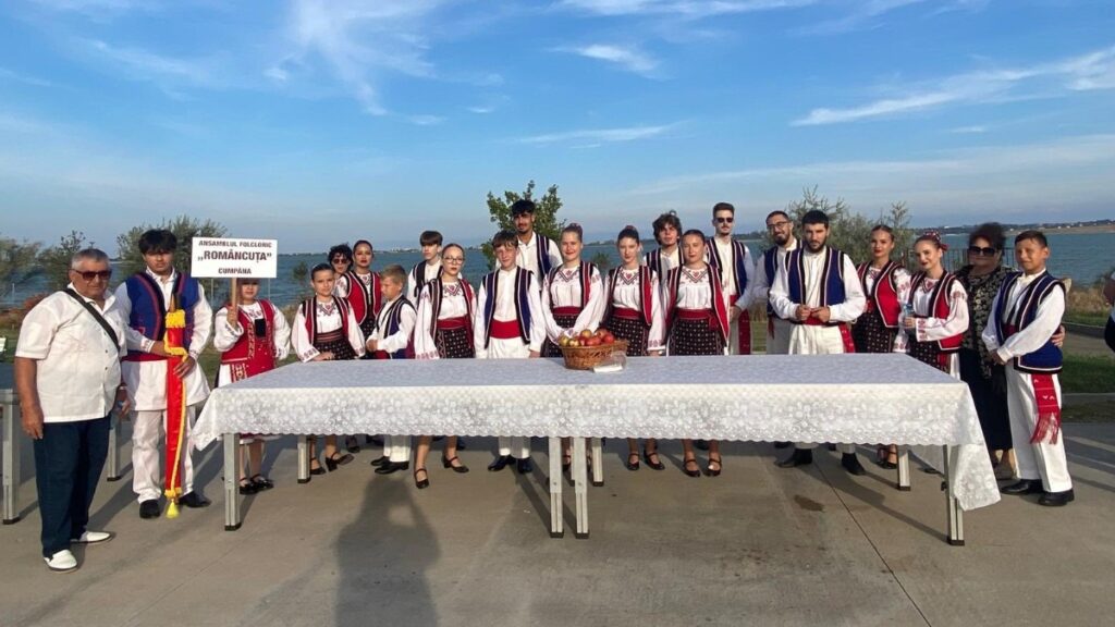 Dansatorii Ansamblului Folcloric „Româncuța” din Cumpăna, pe scena Festivalului „Mozaic Dobrogean”