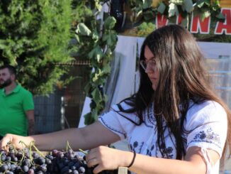 Gospodarii cumpăneni expun bunătăți cultivate în propriile grădini. FOTO Cristina Sîmbeteanu