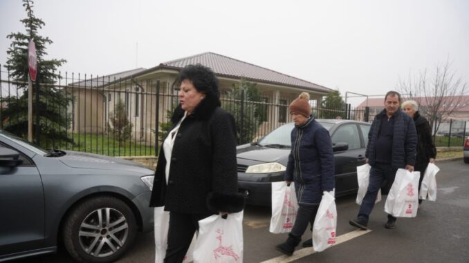 Primăria și Consiliul Local au împărțit ajutoare alimentare persoanelor defavorizate din Cumpăna, înainte de sărbători. FOTO Primăria Cumpăna