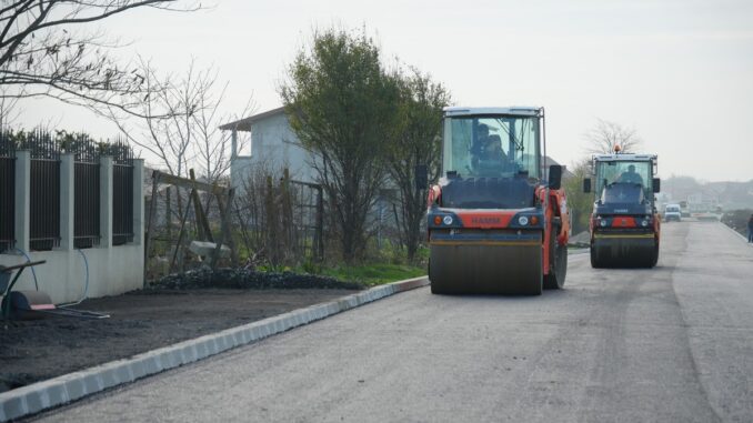 Lucrările de asfaltare pe str. Prelungirea Tractorului sunt în plină desfășurare. FOTO Primăria Cumpăna