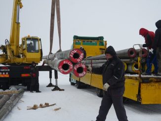 Au fost aduși stâlpii de iluminat care vor fi montați pe str. Prelungirea Tractorului. FOTO Primăria Cumpăna