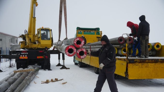 Au fost aduși stâlpii de iluminat care vor fi montați pe str. Prelungirea Tractorului. FOTO Primăria Cumpăna