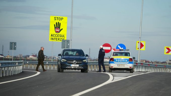 Primul autoturism a trecut prin nod la ora 15:35. FOTO Primăria Cumpăna